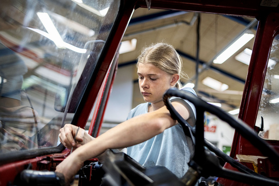 Elev, der er ved at fikse en traktor