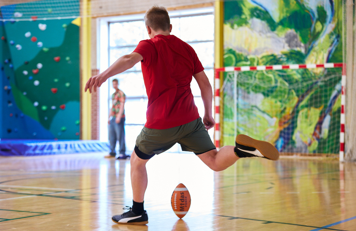 Elever spiller bold i hallen på Kongeådalens Efterskole