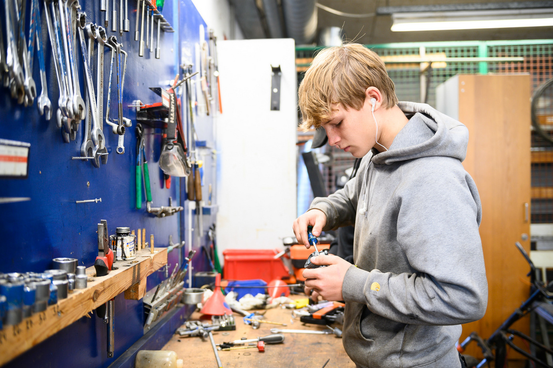 Elev arbejder i værkstedet på Kongeådalens Efterskole