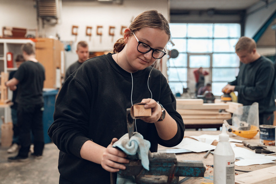 Elev i værkstedet på Kongeådalens Efterskole