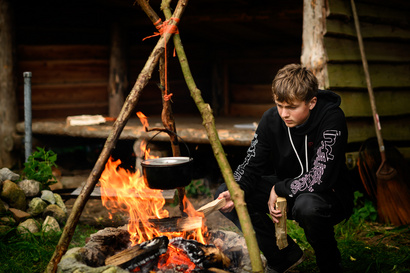 Elev laver mad over bål i Nordisk Udeliv