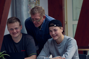 To drenge og deres lærer på Kongeådalens Efterskole