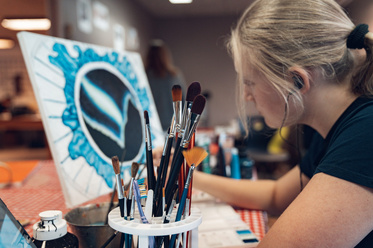 Elev maler i kreativ på Kongeådalens Efterskole