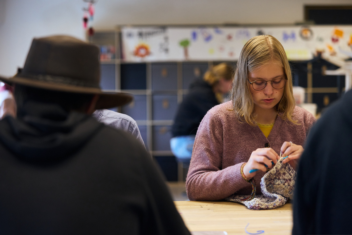 Elev på Design & Kunsthåndværk hækler