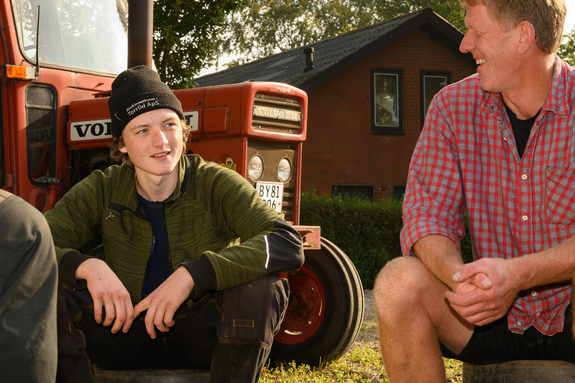 Elev og lærer hygger sig på Den Grønne Linje på Kongeådalens Efterskole