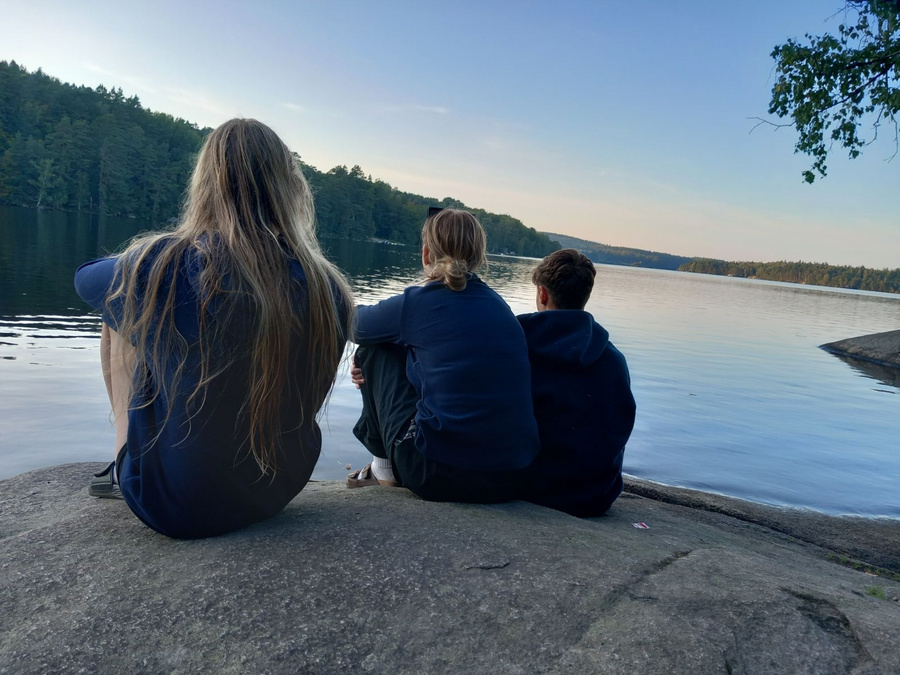 Elever, der kigger ud over en sø på vildmarksturen til Sverige