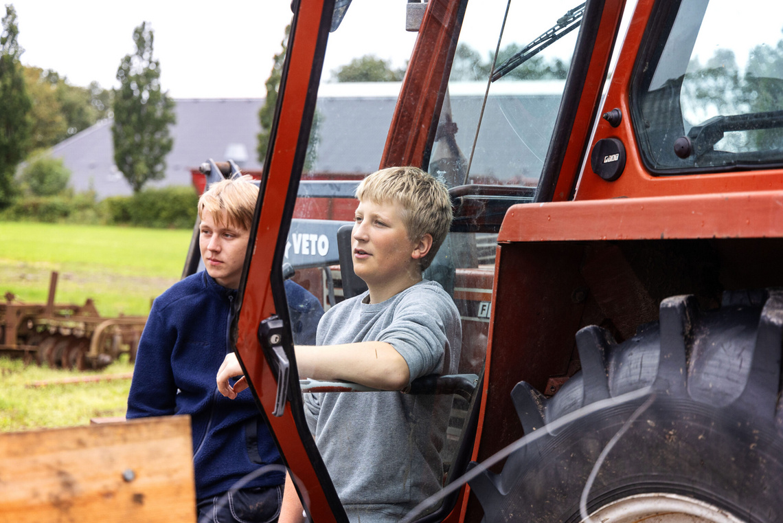 Elever med traktor på Kongeådalens Efterskole