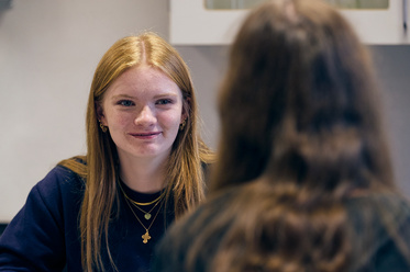Pige har undervisning på Kongeådalens Efterskole